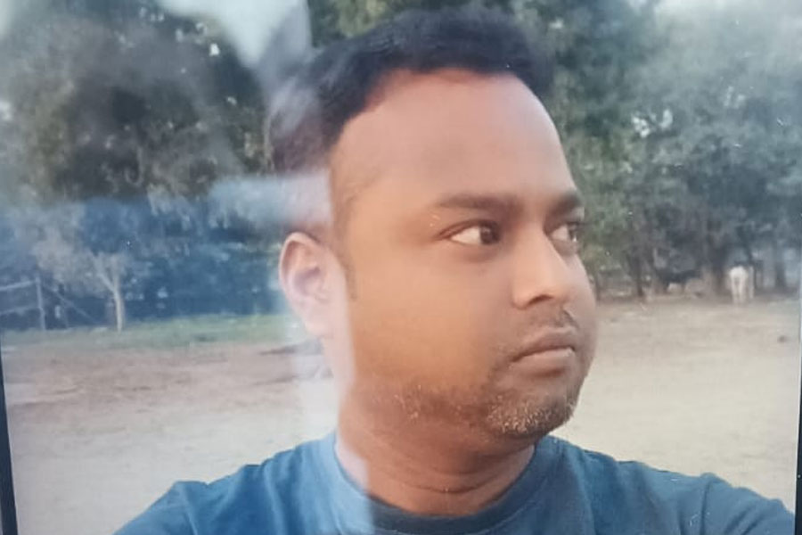 Man attacked with weapon on busy road at Kalighat