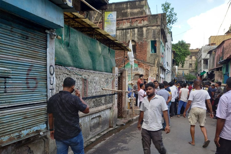 Man attacked with weapon on busy road at Kalighat