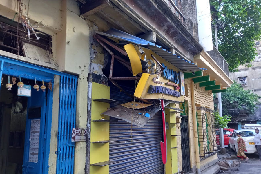 Man attacked with weapon on busy road at Kalighat