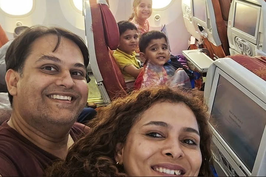 Doctor couple Komi Vyas's last selfie goes viral from Ahmedabad Plane Crash