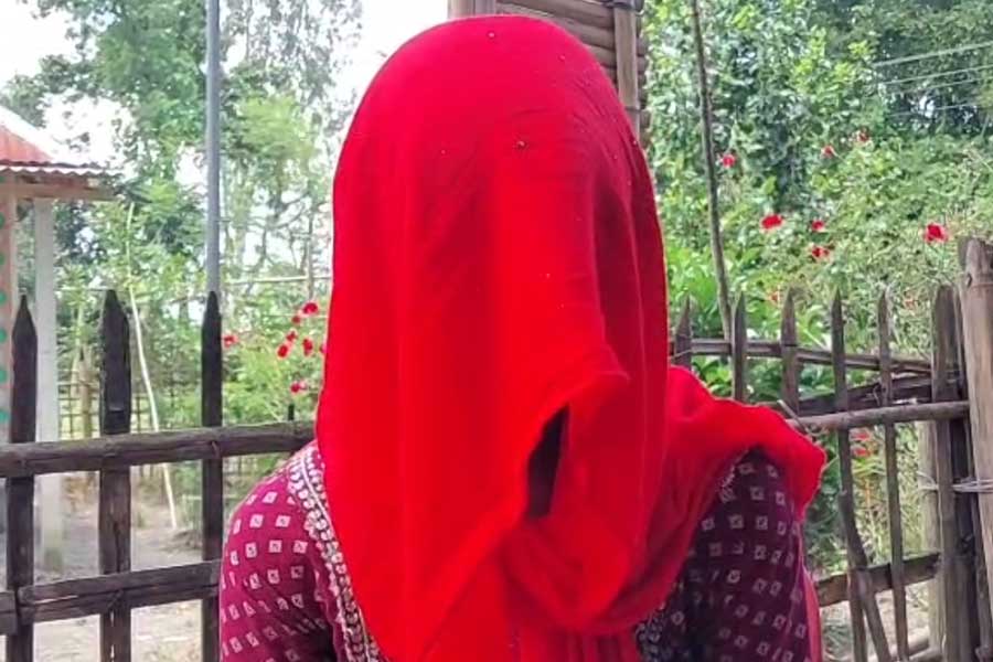 A woman of Jalpaiguri stages dharna infront of boyfriends house
