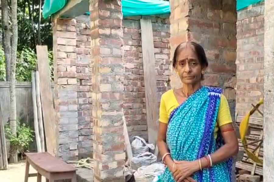 Controversy over getting house in banglar bari project in Shantipur