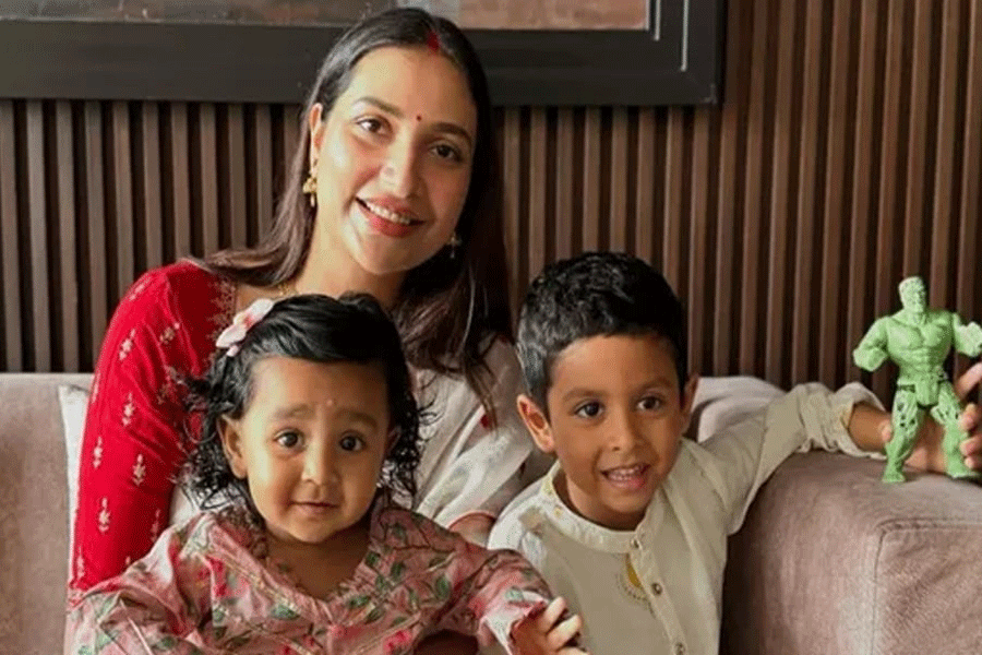 Subhasree Ganguly share fun moment with family and children