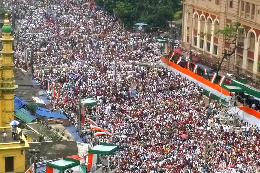 TMC 21 July Rally LIVE: Huge crowd at Dharmatala, tolly celebs are present
