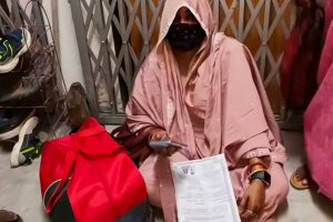 Women on Dharna in front of husband's flat for 2 days in Barasat