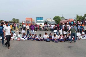 Students Block National Highway in Burdwan for Flyover