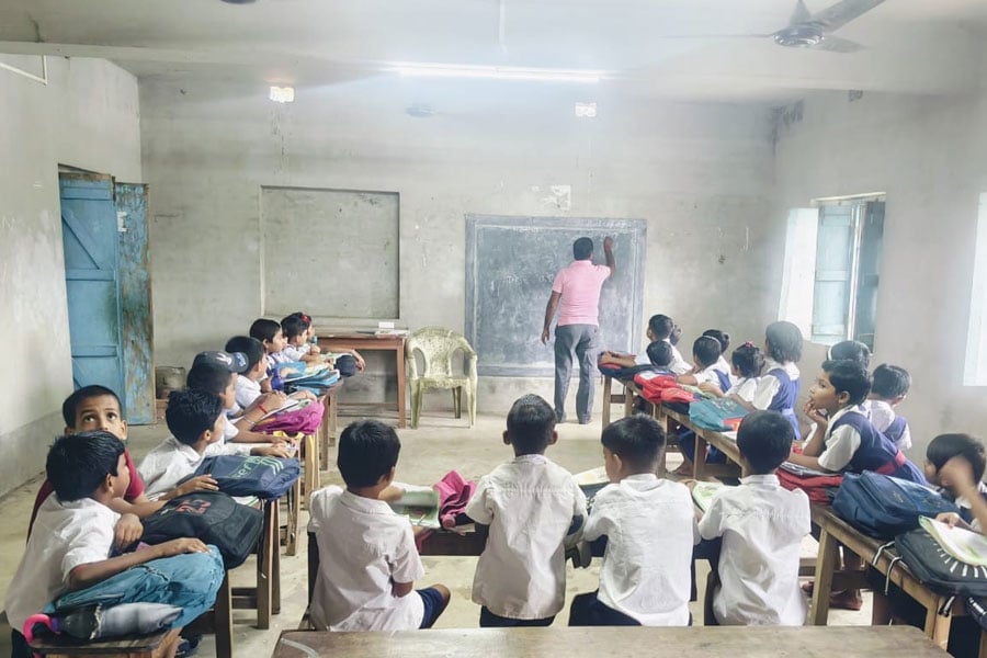 'No more back bencher' system in Deganga school