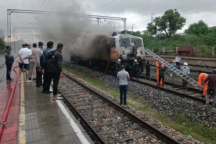 Fire breaks out in Garib Rath Express