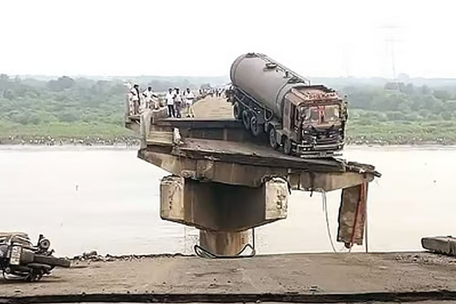 several killed as bridge collapses in Gujarat