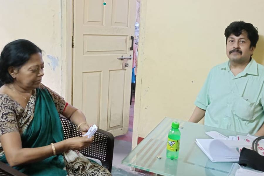 Dutyful doctor of Hooghly gives proirity to treat the patients before his father's last rite