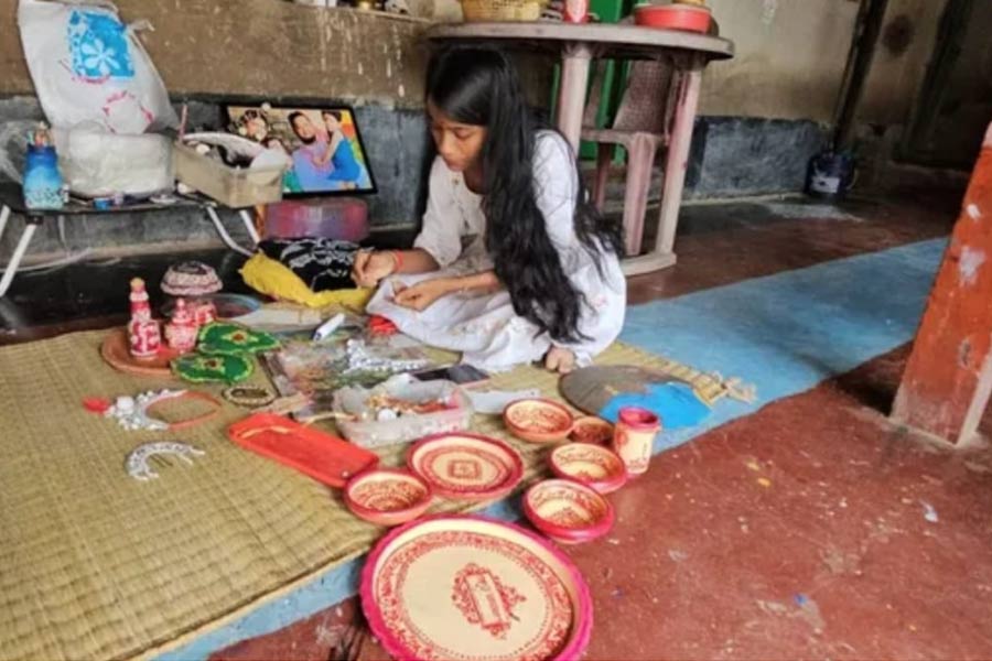 Fashion News: College student of Arambag designs uniquely on various things by own painting