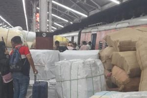 Passengers facing trouble in Howrah station due to baggage