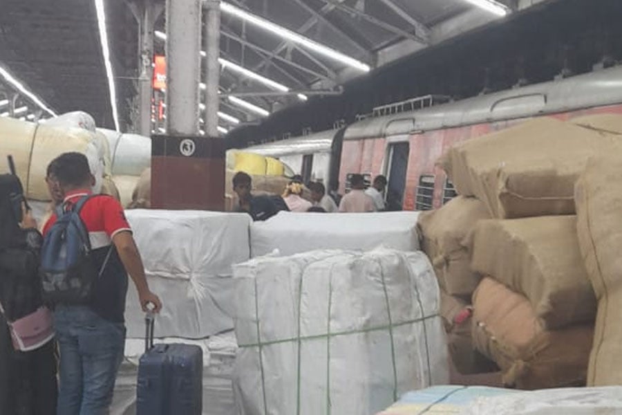 Passengers facing trouble in Howrah station due to baggage