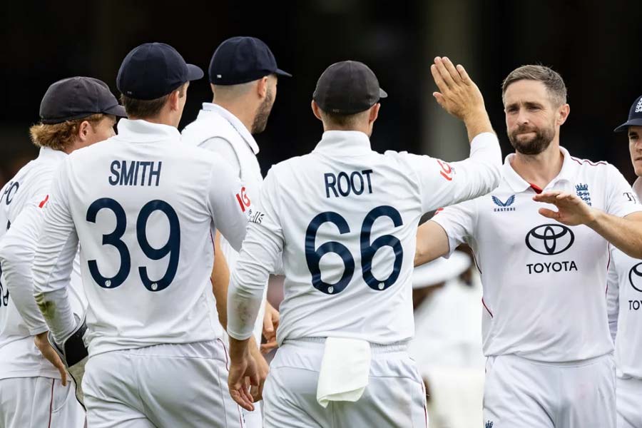 Men blue in trouble in India-England fifth test