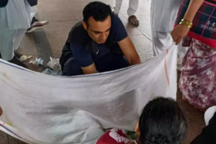 Army doctor help Woman deliver baby at Jhansi station