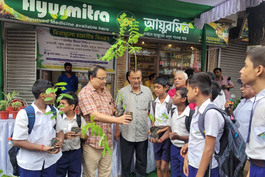 Kunal Ghosh distributes thousands of sapples in Kolkata to the school students