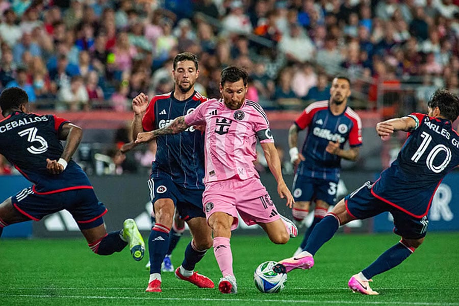 Lionel Messi becomes the first footballer to score a brace in four consecutive matches!
