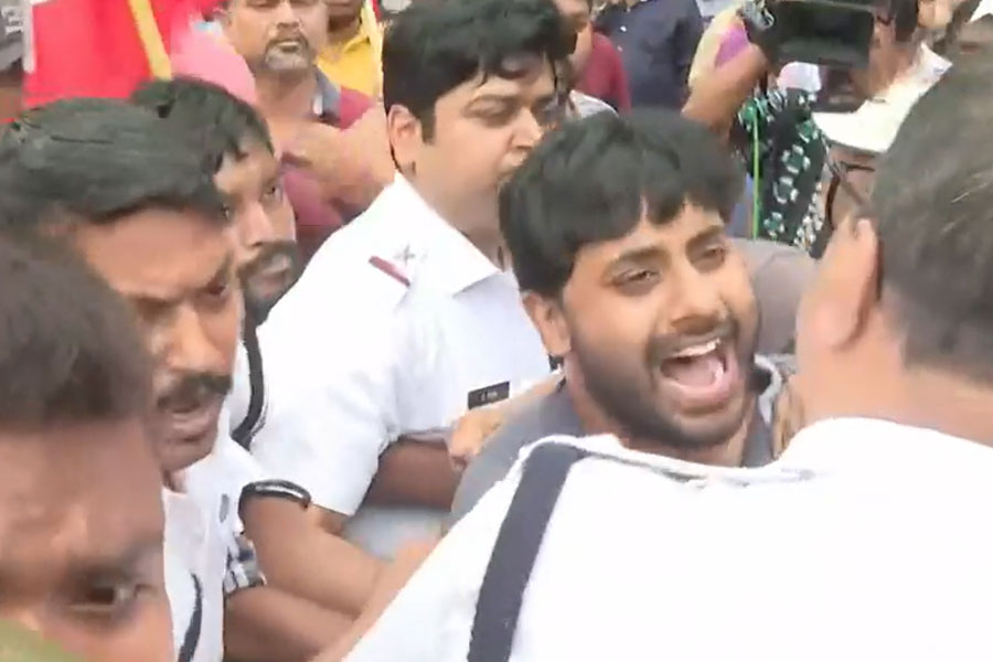 Chaos in Ganguly Bagan over CPM Strike