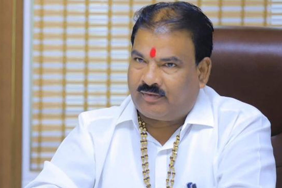 Shiv Sena MLA Sanjay Gaikwad allegedly assault canteen operator