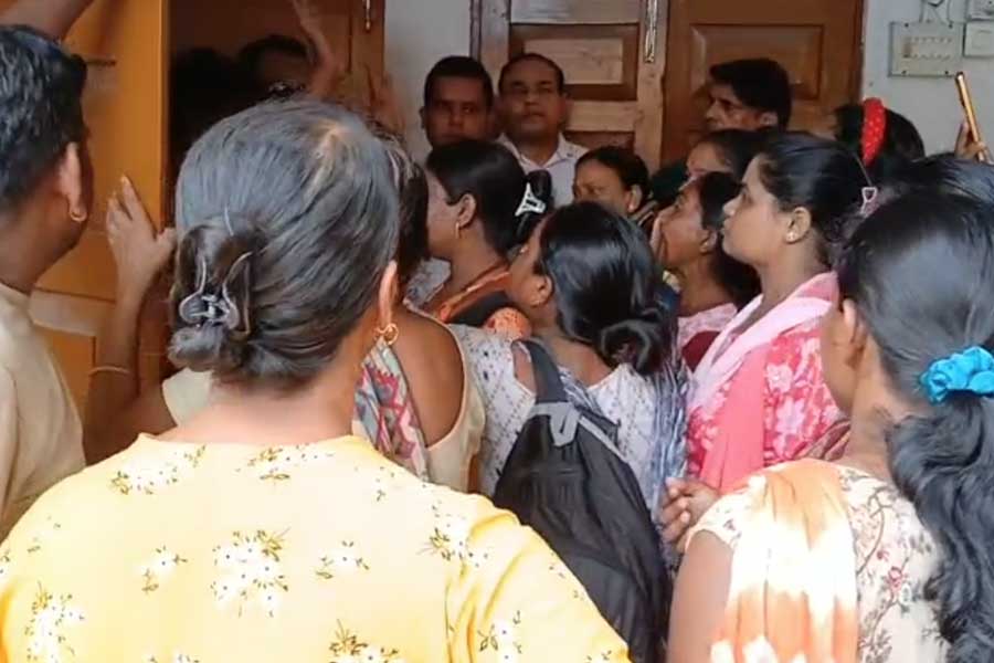 A Cleaner Harrsed a Teen School Girl in Siliguri