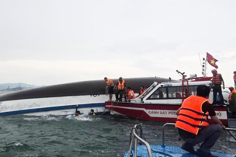 Many died as a tourist boat capsized in Vietnam