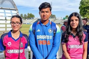'Vaibhav Mania' in England, Two fan girls travel 6 hours to meet 'Wonder Boy'