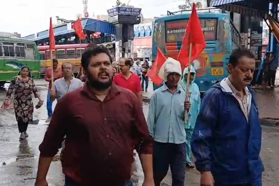 Protests in districts in Bengal, rail blockades in response to Left-wing bandh