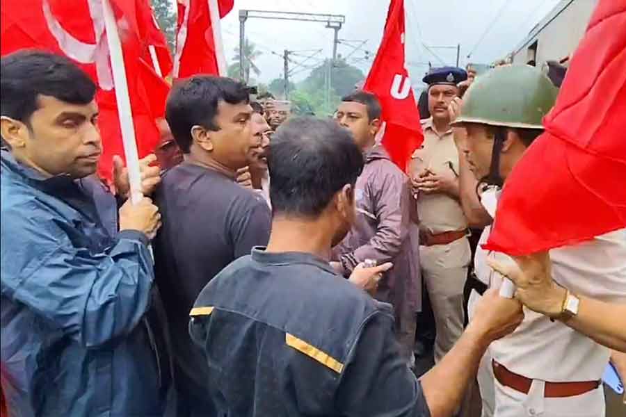 Protests in districts in Bengal, rail blockades in response to Left-wing bandh