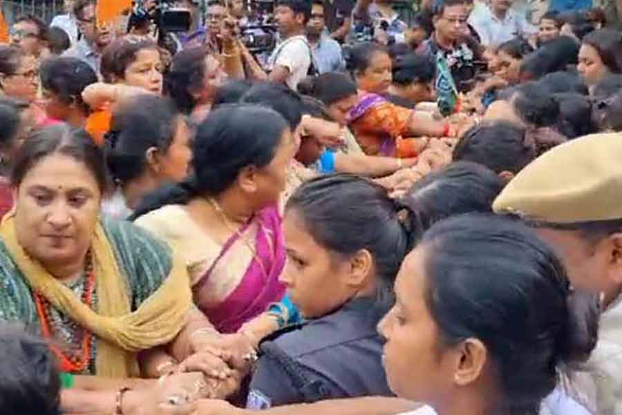 Unrest in Banshdroni as police go to rebuild with accused