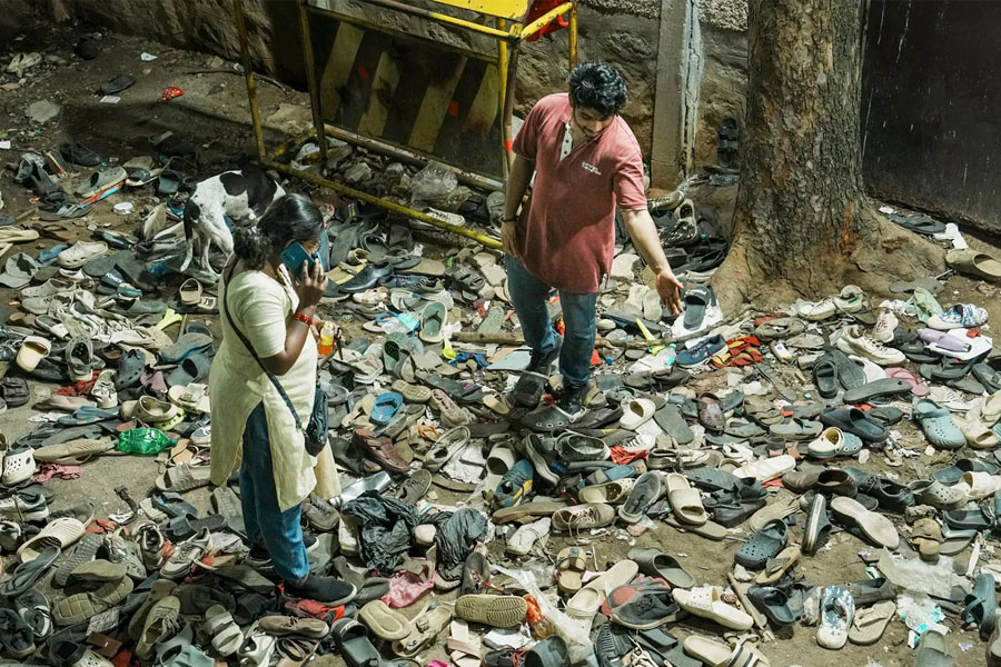Bengaluru stampede, Teen victim's mother alleges jewellery stolen off her body