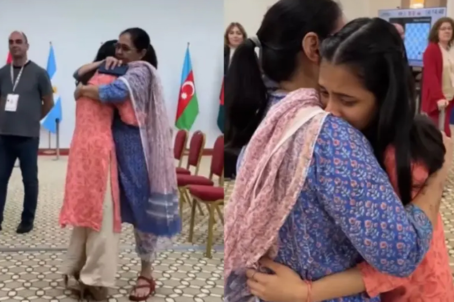 Divya Deshmukh hugs mother after winning World Cup