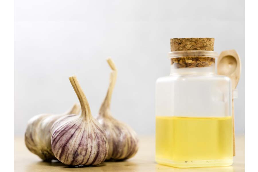 Doctors advise against applying garlic juice to treat acne problem