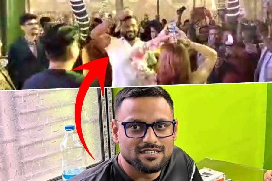 TMC leader seen shaking legs with russian belly dancer in kolkata