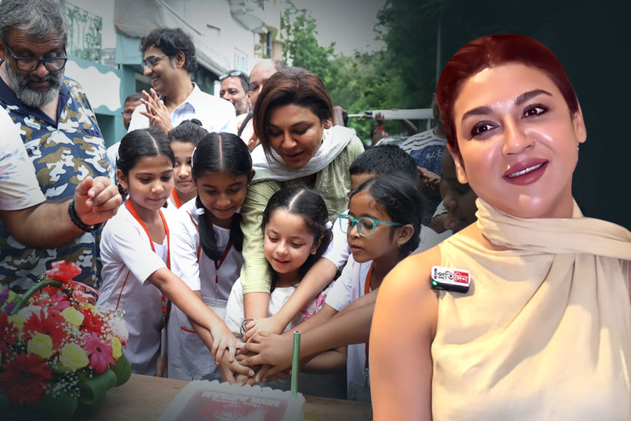 Jaya Ahsan celebrates birthday at Ajo Ardhangini set