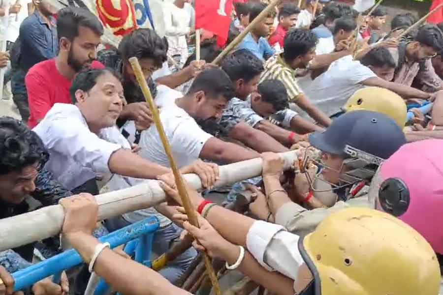 Left students and youths create ruckus in Krishnanagar police superintendent's office raid