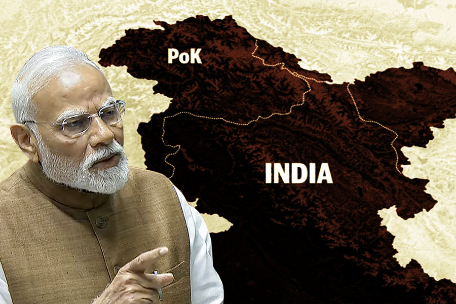 PM narendra modi talks about POK and attacks Rahul Gandhi