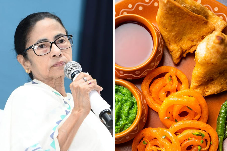 Mamata Banerjee clarifies, No warning on Samosa and Jalebi