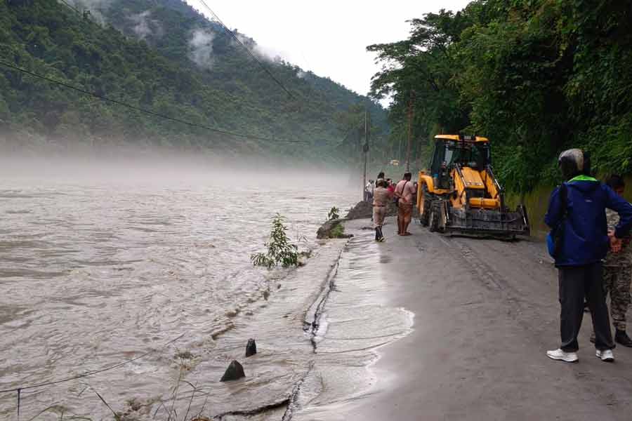 Teesta flows over National Highway No. 10, landslide disrupts Sikkim-Kalimpong communication