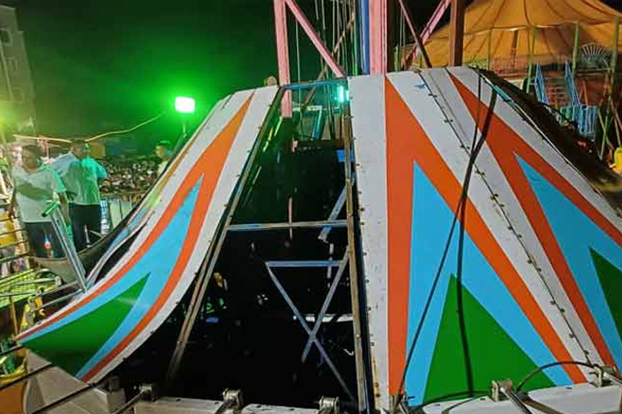 5 Injured After High-Rise Ride Crashes At Temple Fair In Gujarat