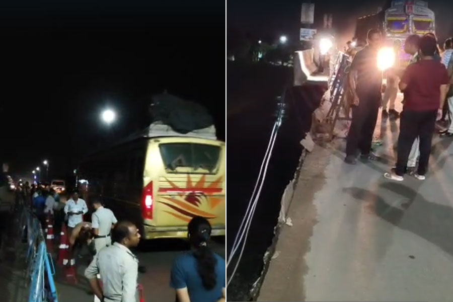 A portion of railing of Ramakrishna Bridge broke in Arambag