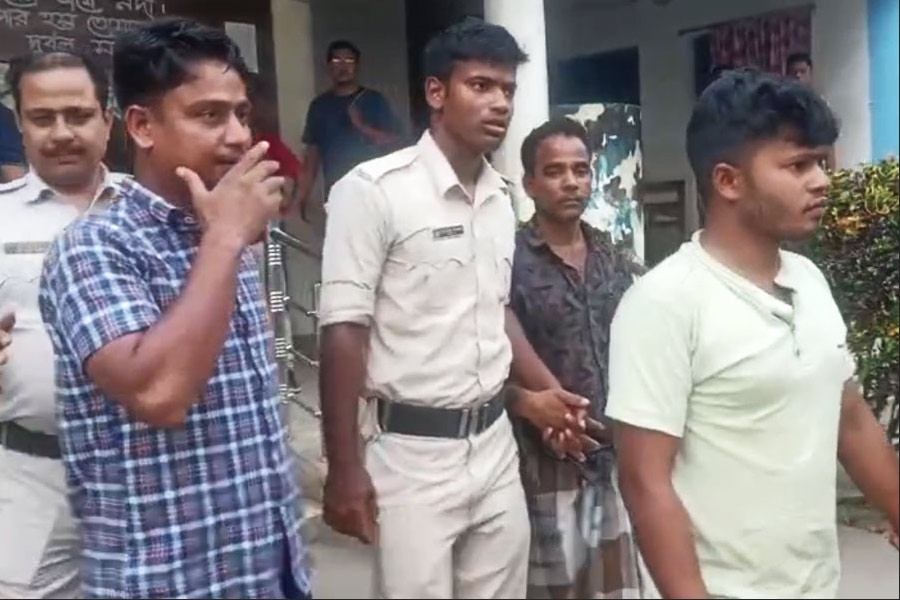 3 civic volunteer held accused of robbery
