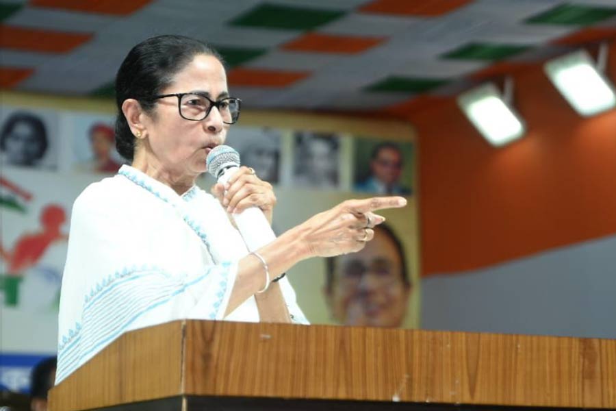 Mamata Banerjee aanounces to write new book on Prime ministers in India