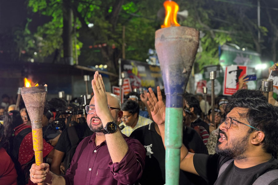 Reclaim the night: Doctor's body starts march for RG Kar victim