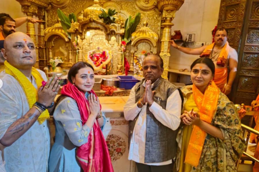Actress Rani Mukerji offers prayers at Siddhivinayak Temple after winning National Award