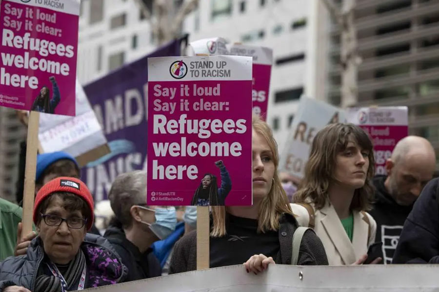 British Prime Minister upset as nearly 50,000 refugees cross English Channel into London