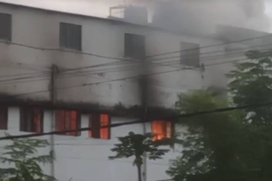 Fire at Utkarsh Bangla factory at Serampore, four fire tenders control the situation