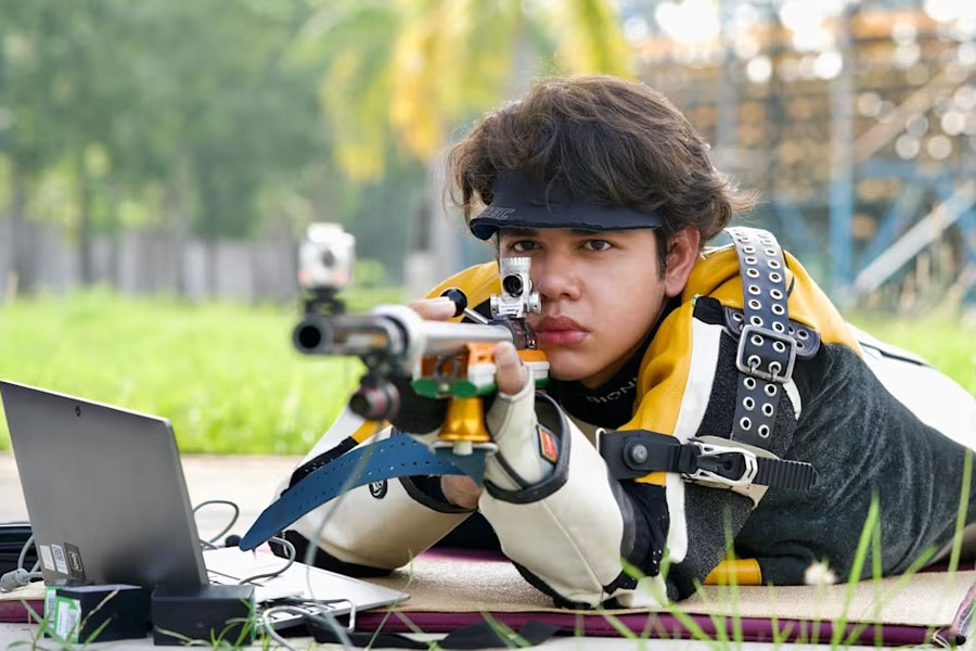 Adrian sets record to win gold despite being bleeding nose