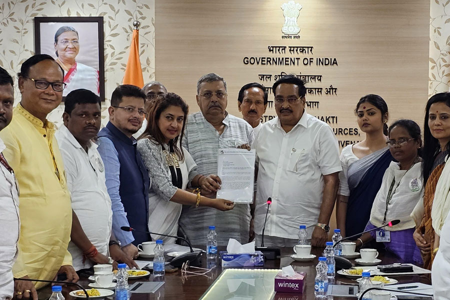 Bengal is 'deprived' in Jal Jeevan Mission project, 15 TMC MPs meet with Union Minister to demand arrears
