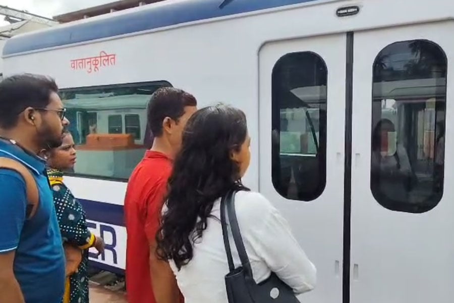 Eastern Railway decides to stop AC local at more stations in Sealdah divison