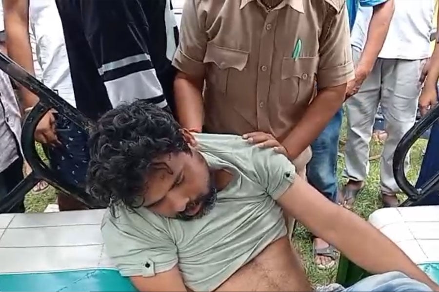 Young man secretly filmed women bathing! Caught and beaten up in Cooch Behar